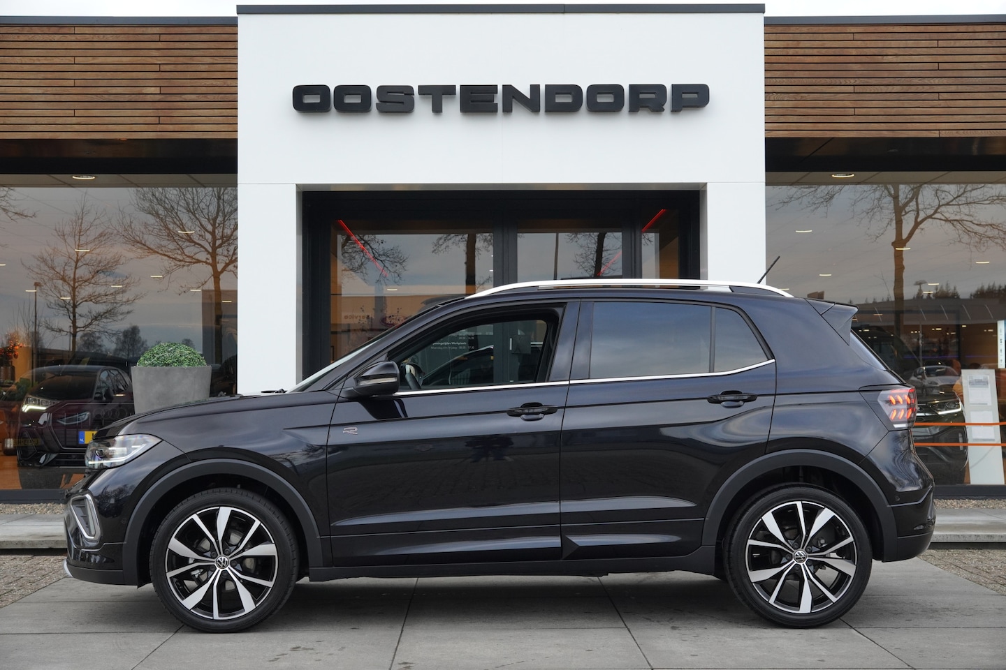 Volkswagen T-Cross - 1.5TSI/150pk R-Line DSG Automaat|2024|Trekhaak|Keyless|Virtual Cockpit|18"LMV|PDC+Assist+C - AutoWereld.nl