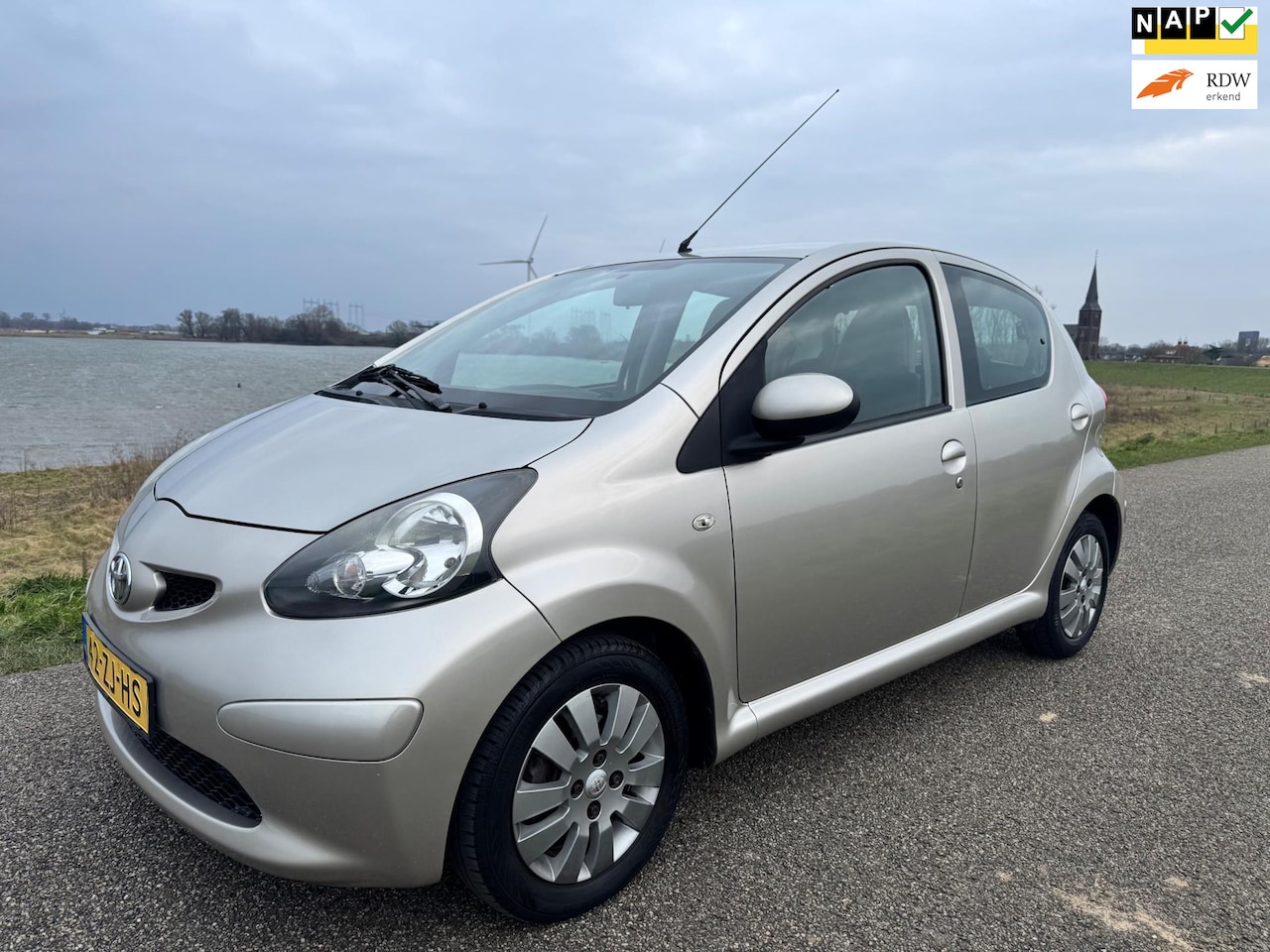 Toyota Aygo - 1.0-12V + Luxe uitvoering - AutoWereld.nl