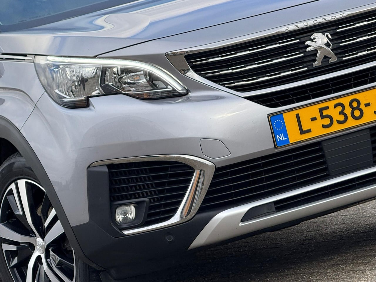 Peugeot 5008 - 1.2 PureTech 130pk Allure 7pers Automaat - Gris Artense - Chique - AutoWereld.nl