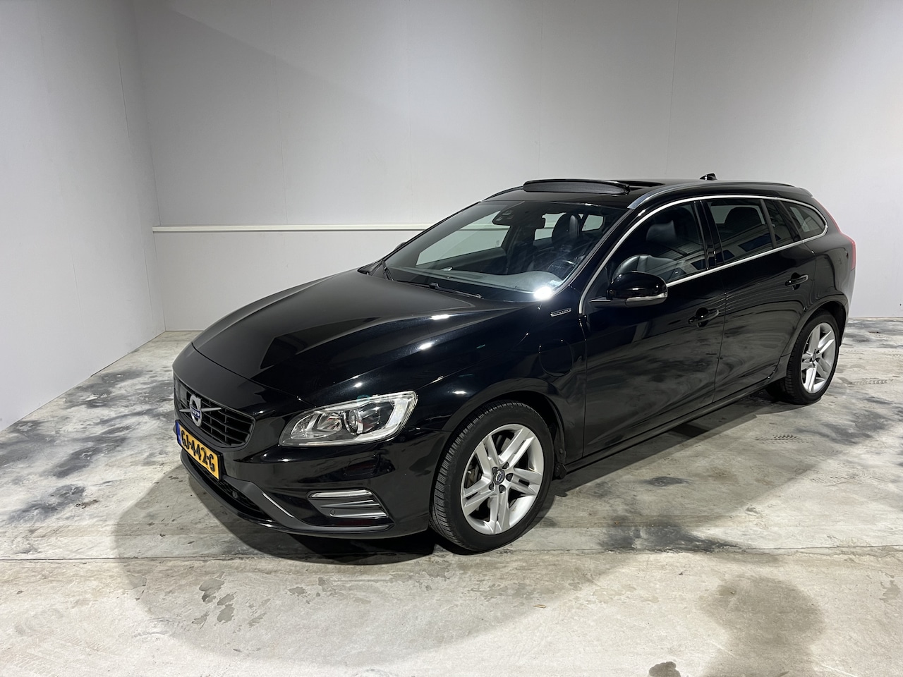 Volvo V60 - 2.4 D6 Twin Engine R-Design 2.4 D6 Twin Engine R-Design - AutoWereld.nl