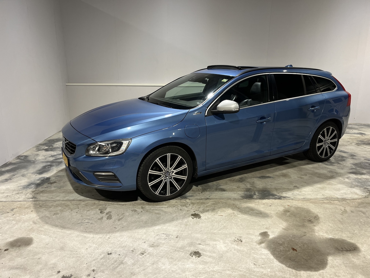 Volvo V60 - 2.4 D6 Twin Engine R-Design 2.4 D6 Twin Engine R-Design - AutoWereld.nl