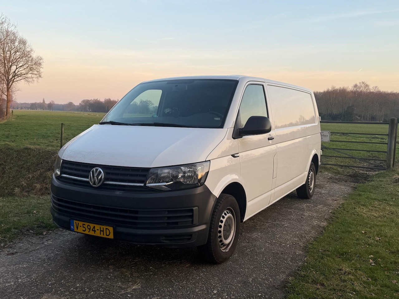 Volkswagen Transporter - 2.0 TDI L2H1 Airco / Cruise / Trekhaak - AutoWereld.nl