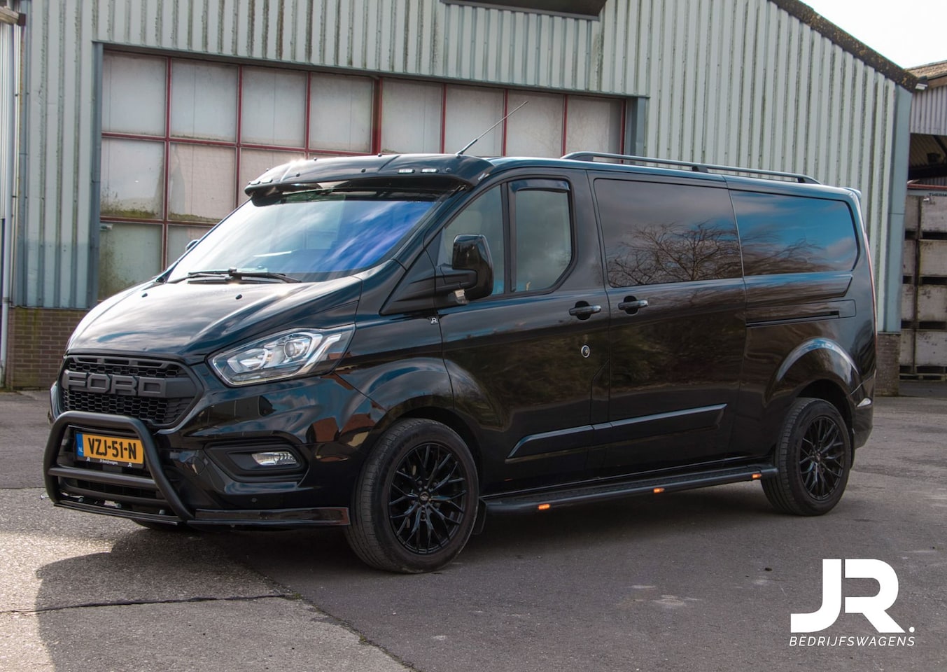 Ford Transit Custom - 300 2.0 TDCI L2H1 Limited DC Black Edition Trekhaak, Cruise, CarPlay, Stoelverwarming - AutoWereld.nl