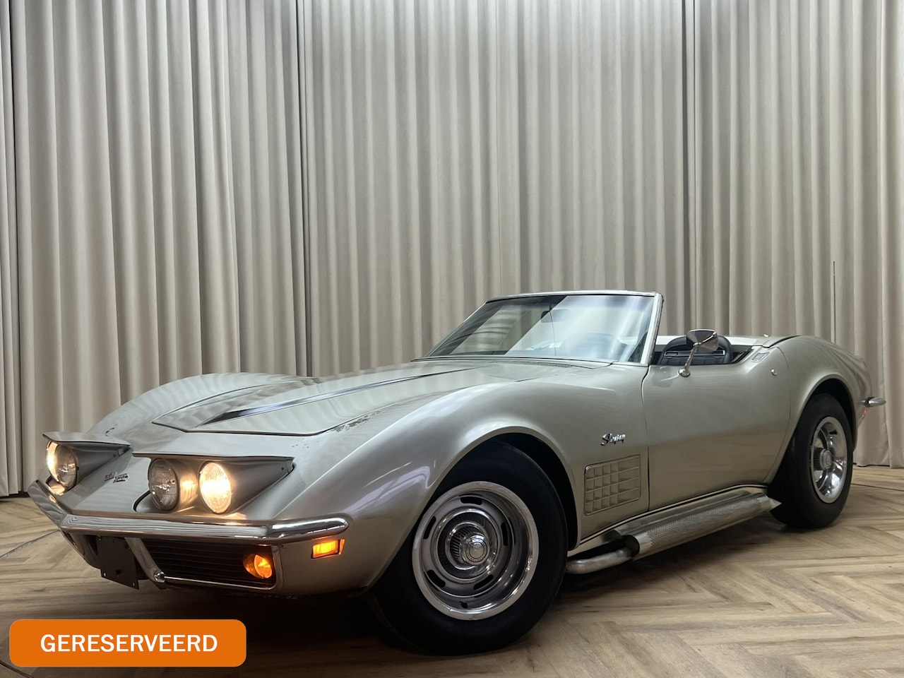 Corvette C3 - Chevrolet Cabriolet *Matching Numbers* Pewter Silver / 1972 Chrome Bumper / Sidepipes / AC - AutoWereld.nl