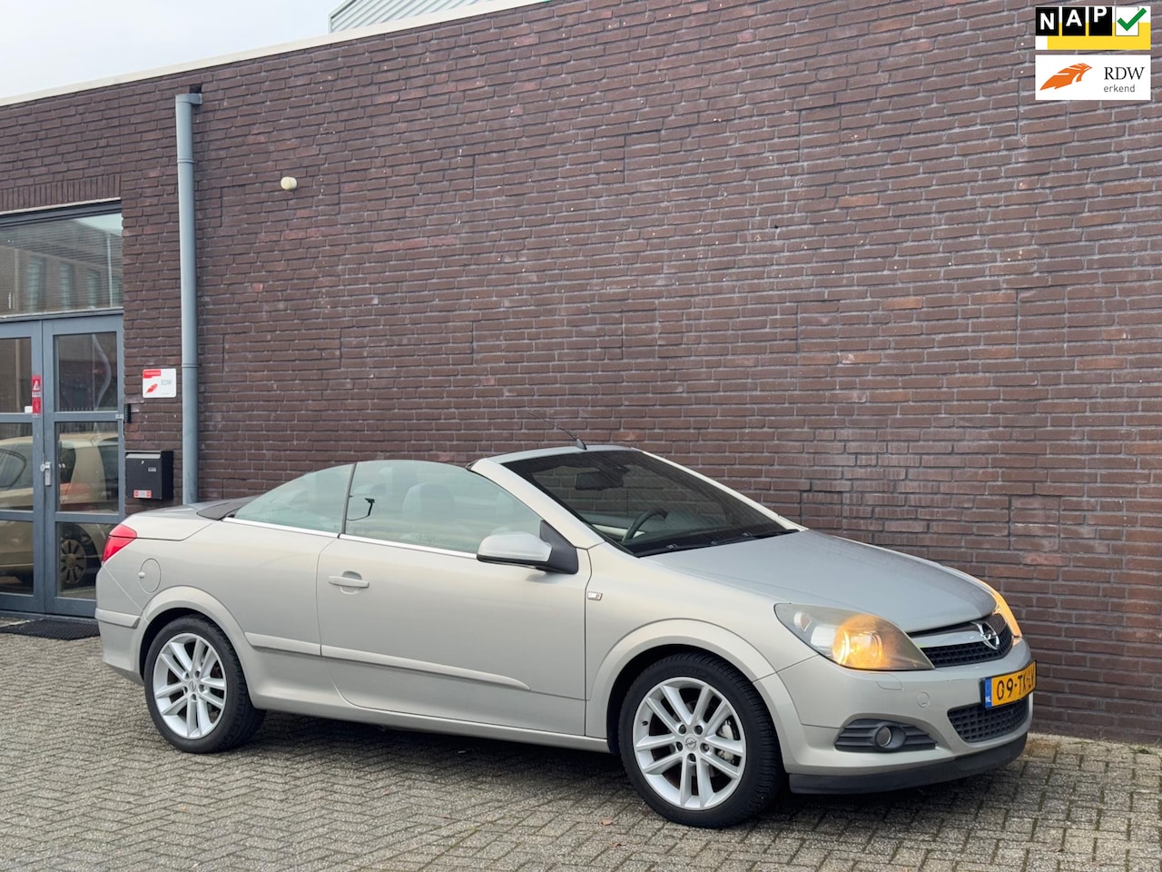 Opel Astra TwinTop - 1.8 Cosmo Airco | Leder | PDC | Apk | NL-Auto - AutoWereld.nl