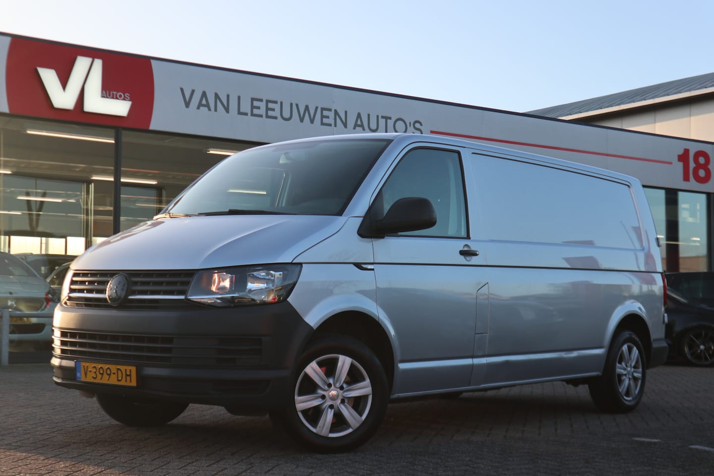 Volkswagen Transporter - 2.0 TDI L2H1 Trendline | Airco | Trekhaak | APK 15-12-2025 - AutoWereld.nl