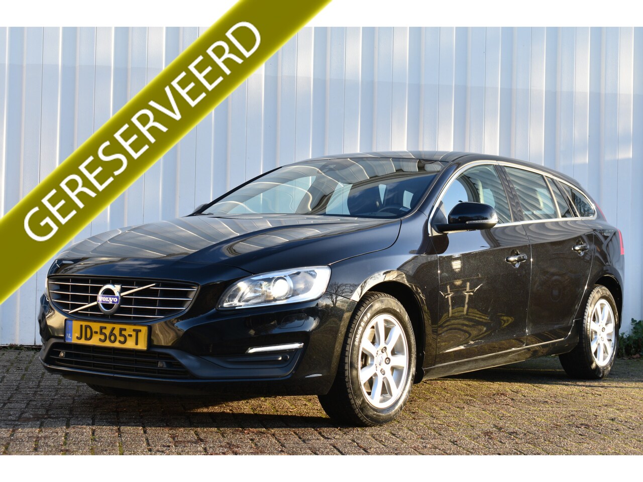 Volvo V60 - 2.0 T3 Nordic+ | Sensoren voor&achter | Trekhaak | Stoelverwarming | Cruise Control | - AutoWereld.nl