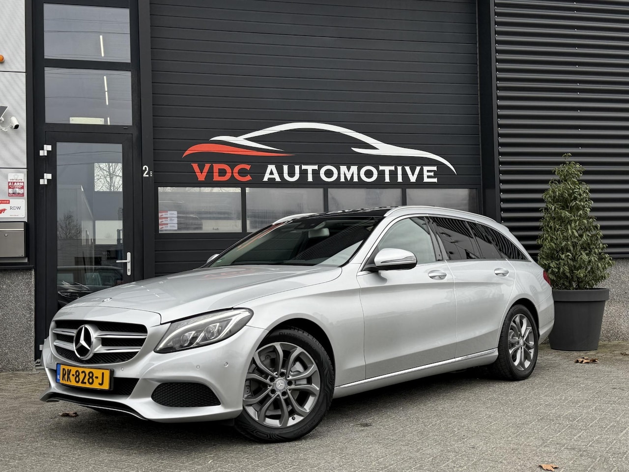 Mercedes-Benz C-klasse Estate - 180 Estate Pano | Trekhaak | Stoelverwarming | LED ILS | Sfeeerverlichting | Navi | Dodeho - AutoWereld.nl