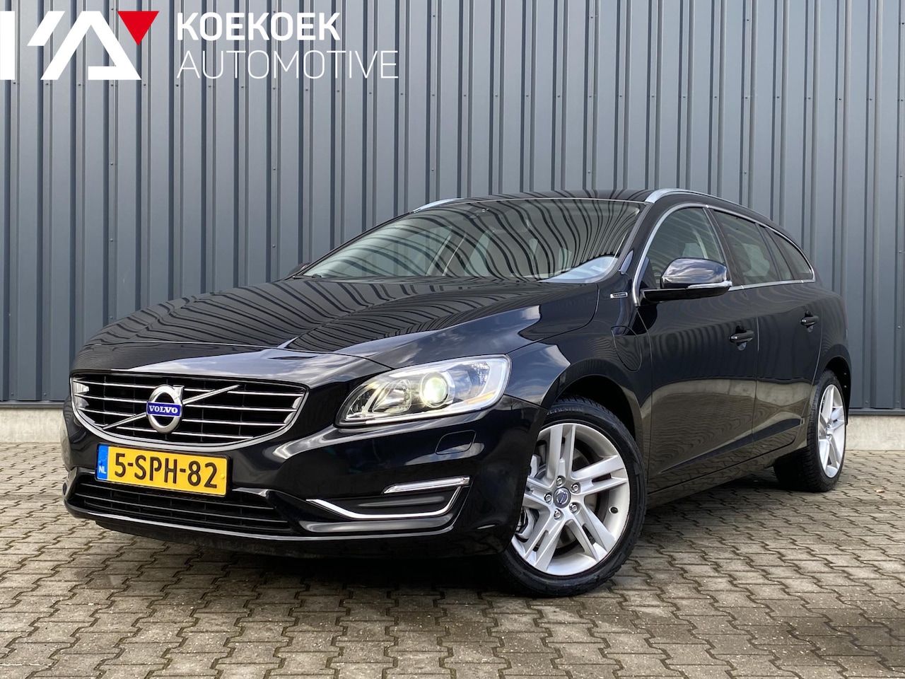 Volvo V60 - 2.4 D6 AWD Plug-In Hybrid Summum trekhaak Leder Navi Stoelverwaming - AutoWereld.nl