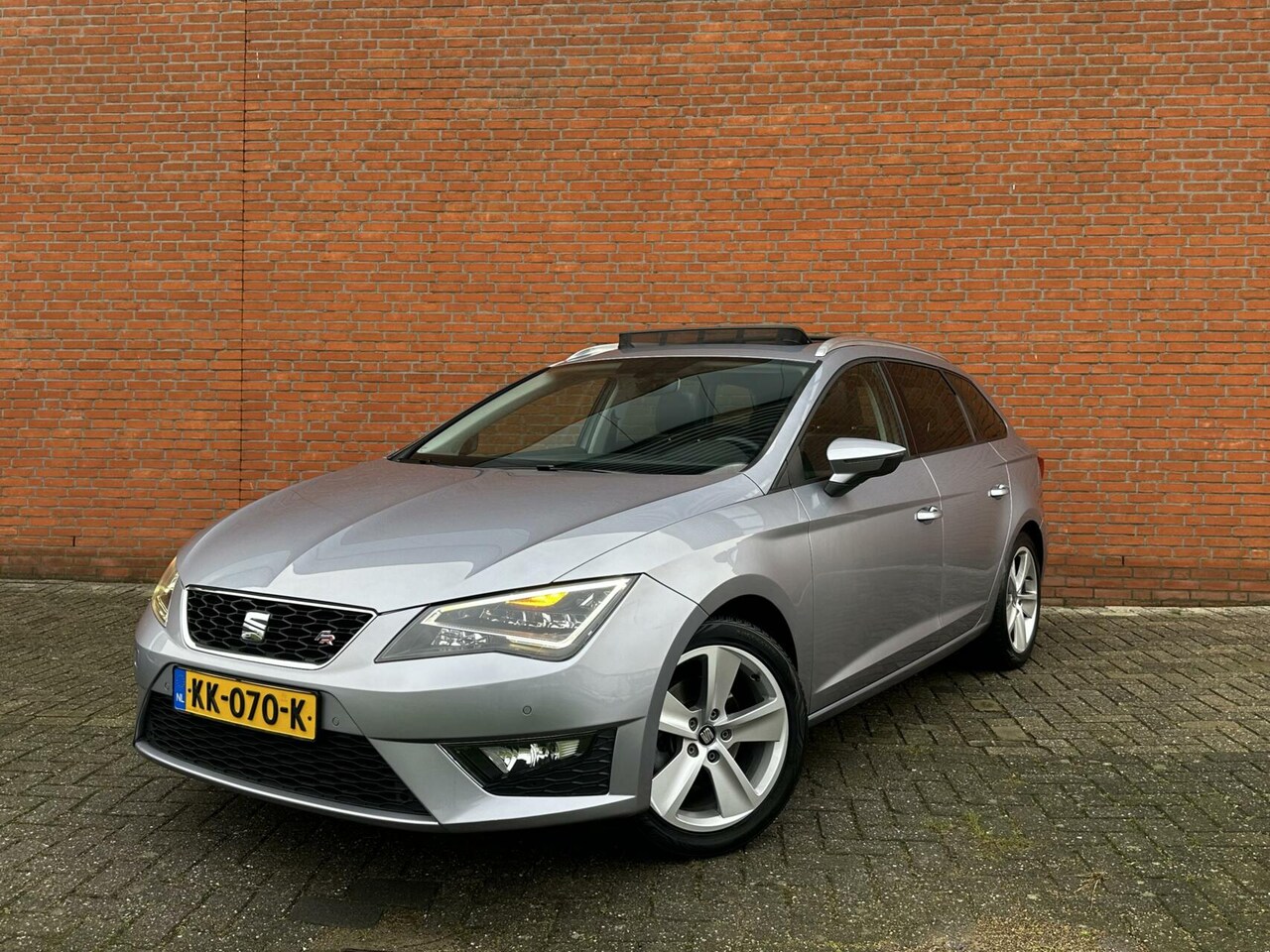 Seat Leon ST - 1.4 EcoTSI FR Connect PANO|AUTO|CARPLAY|CAMERA - AutoWereld.nl