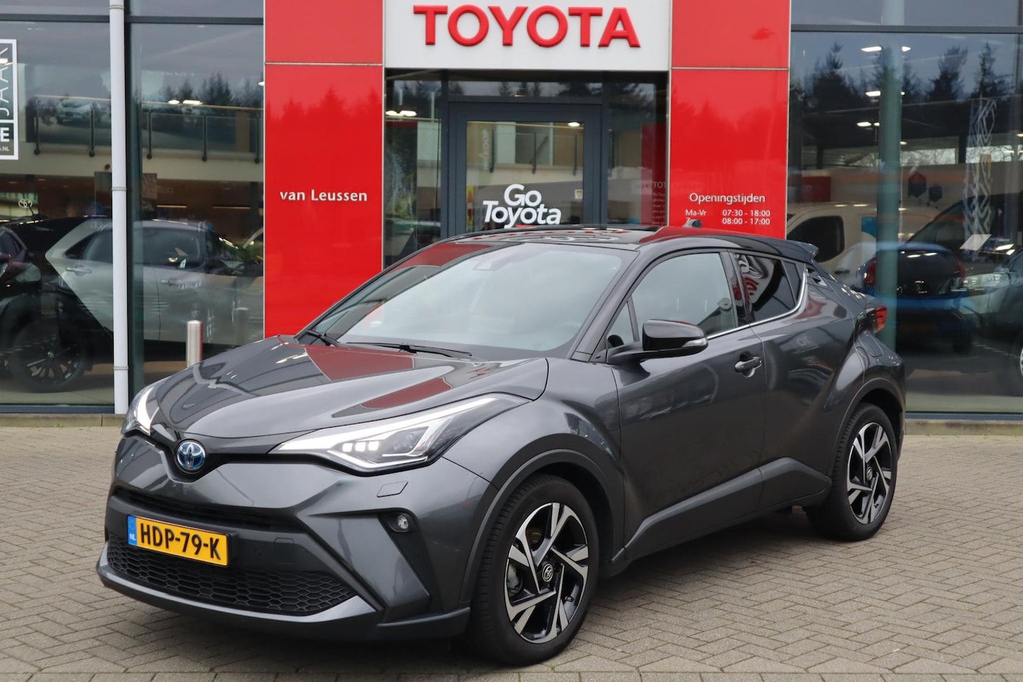 Toyota C-HR - 1.8 HYBRID DYNAMIC APPLE/ANDROID BLISS P-SENSOREN CAMERA STOEL/STUURVERWARM. KEYLESS - AutoWereld.nl