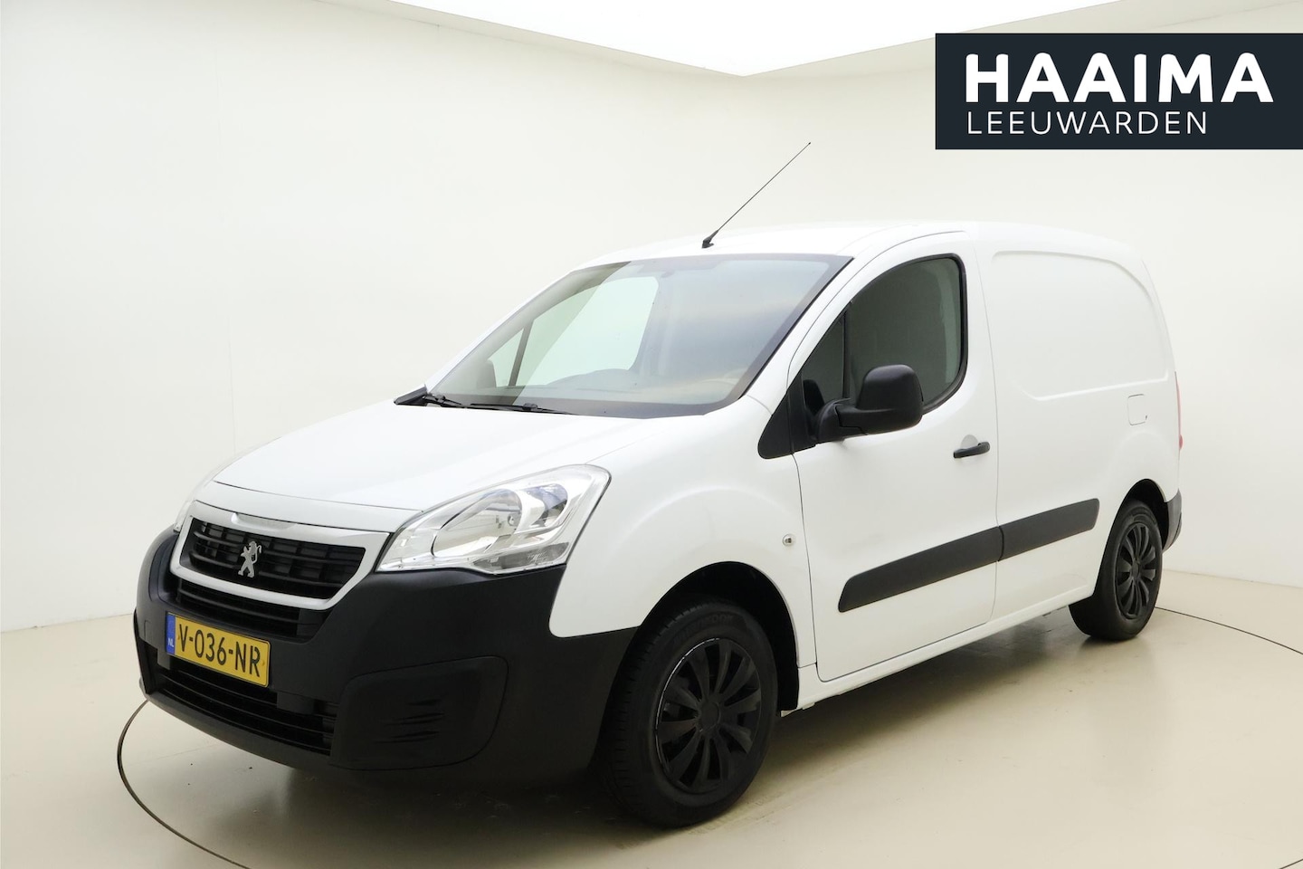 Peugeot Partner - 120 1.6 BlueHDi L1 Premium 75 PK | Handgeschakeld | 3-Zits | Trekhaak | Airco | Cruise Con - AutoWereld.nl