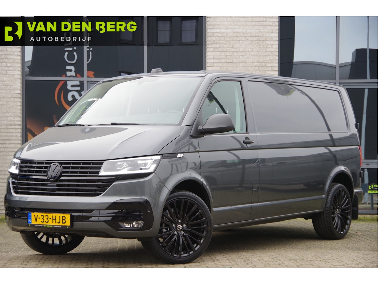 Volkswagen Transporter - 2.0 TDI L2 30, 3-ZITS, 150PK AUT. LED, TREKHAAK, CAMERA, APPLE CARPLAY, STOELVERWARMING, S - AutoWereld.nl