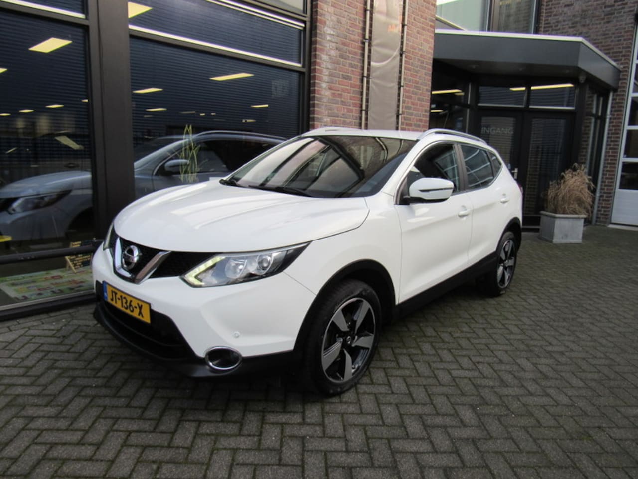 Nissan Qashqai - 1.2 115pk DIG-T XTRONIC Acenta met navigatie en dakrailing - AutoWereld.nl