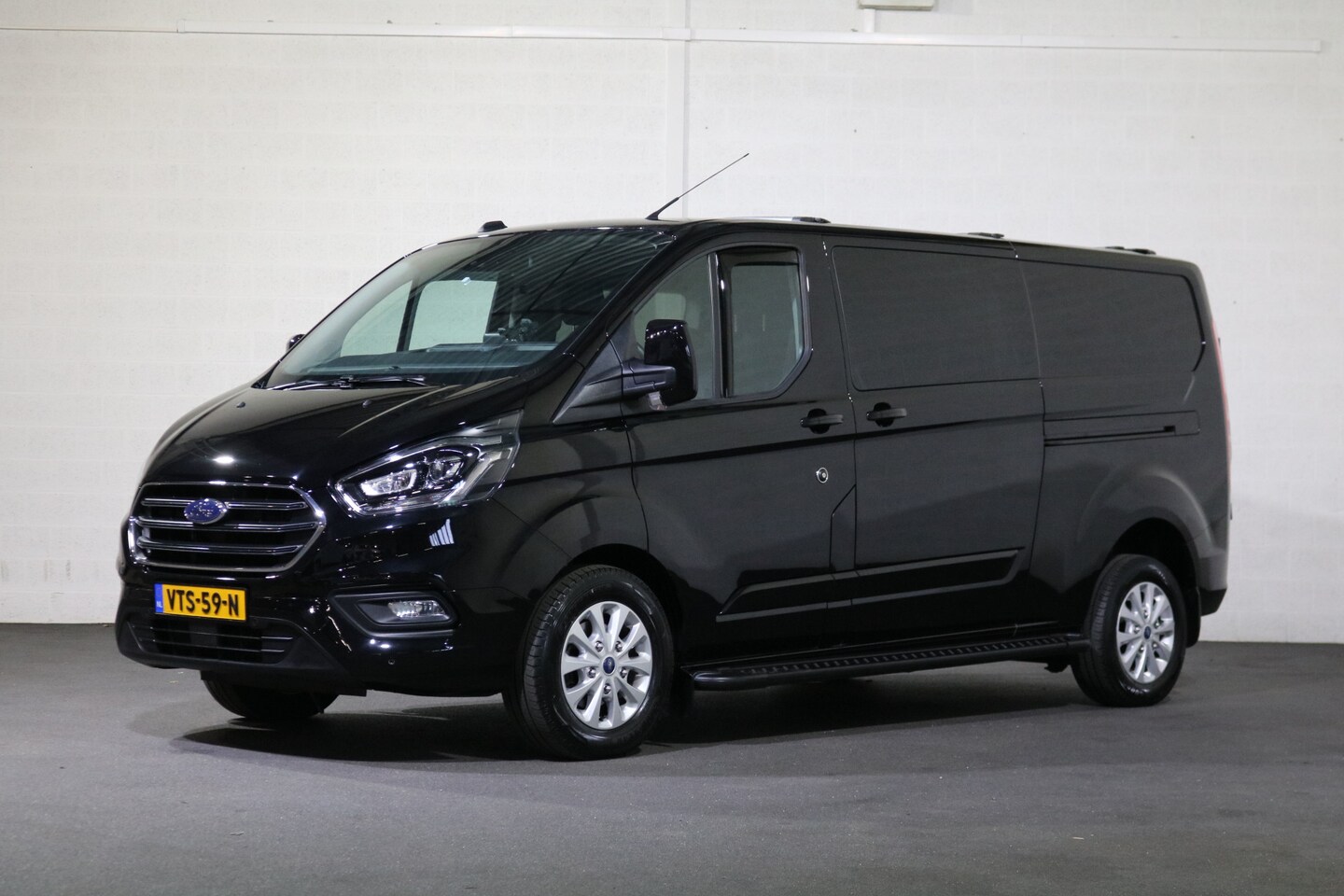 Ford Transit Custom - 2.0 TDCI 170pk L2 H1 Limited Airco Navigatie Camera - AutoWereld.nl