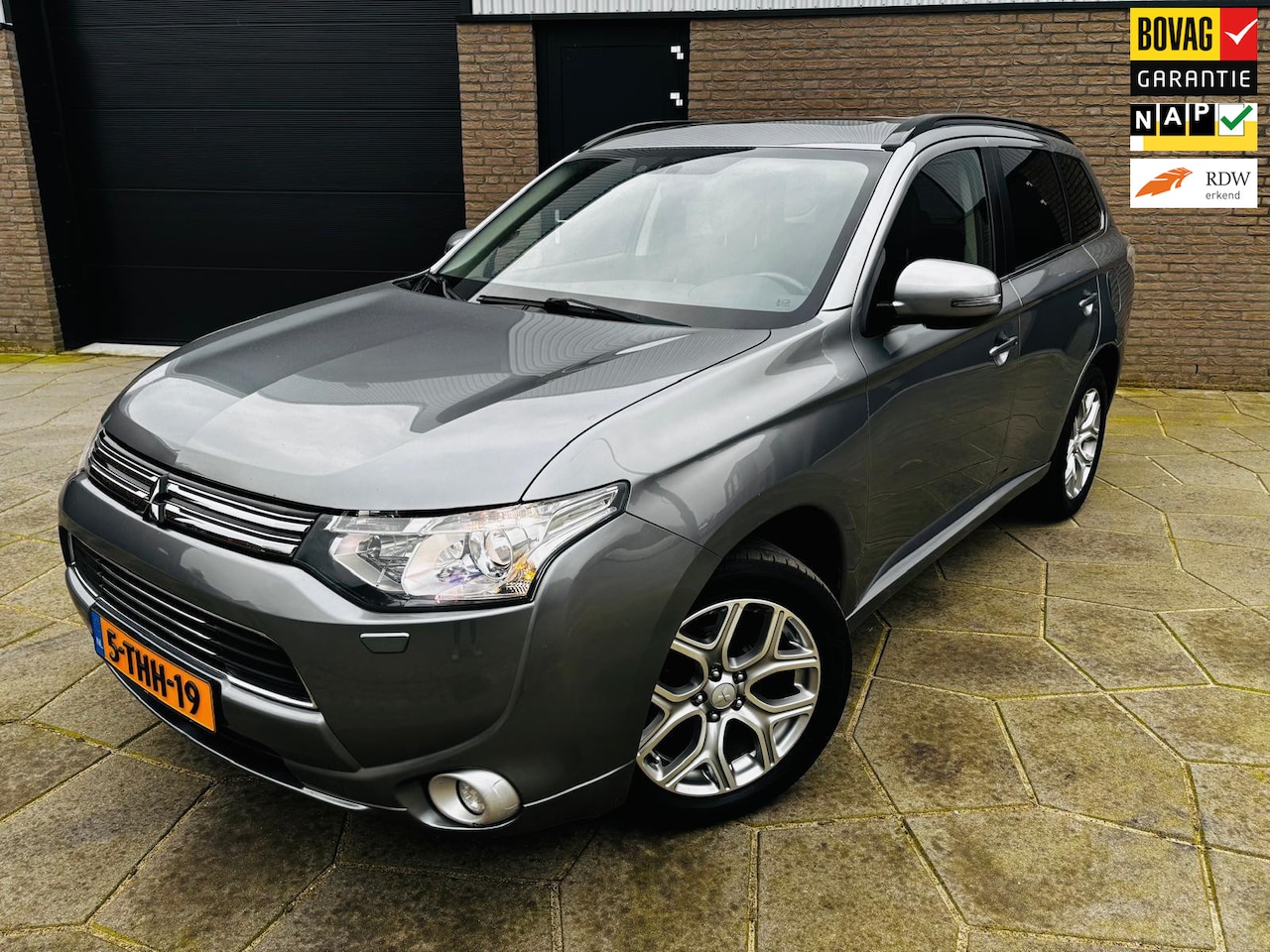 Mitsubishi Outlander - 2.0 PHEV Instyle| 4WD |TREKHAAK|AUTOMAAT|Zwart leder|Shuif/kantel elec.| - AutoWereld.nl