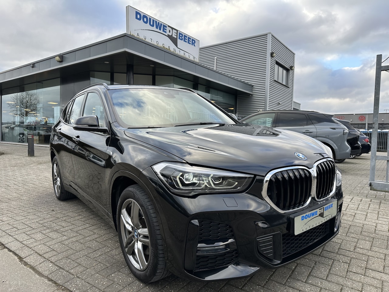 BMW X1 - xDrive25e M sport Trekhaak | Stuur & Stoelverw. | LED | DAB - AutoWereld.nl