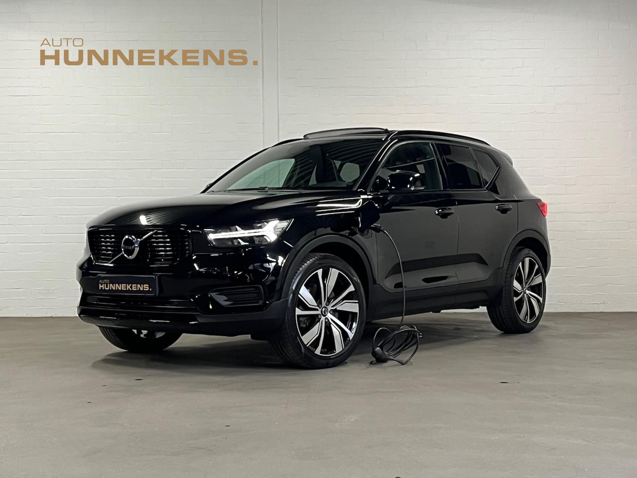 Volvo XC40 - T4 R Design | Open dak | Trekhaak | Keyless | Stuur-/Stoel verwarming | Leder/Alcantara - AutoWereld.nl