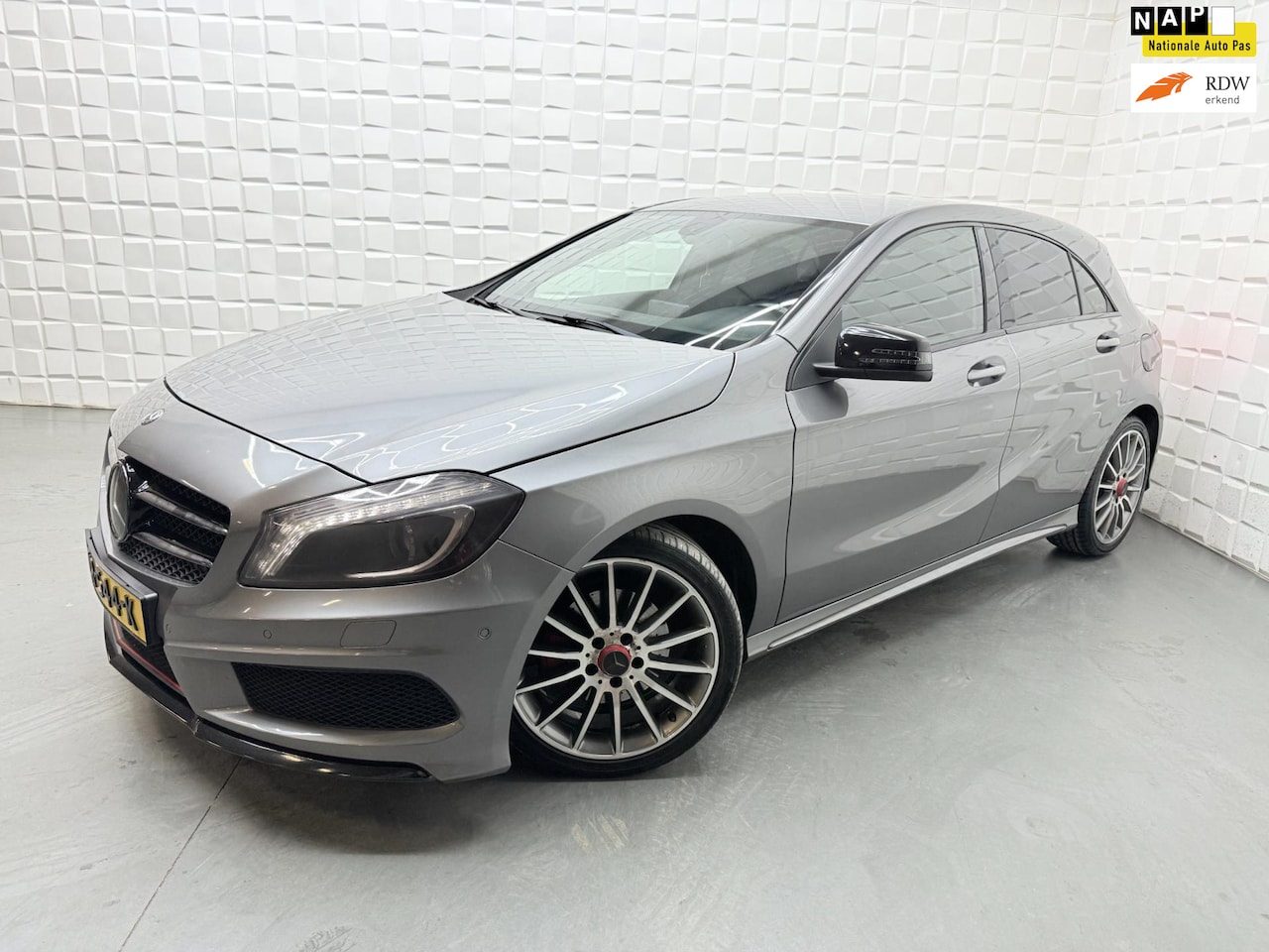 Mercedes-Benz A-klasse - 180 AMG NIGHT LEER PDC NAP - AutoWereld.nl