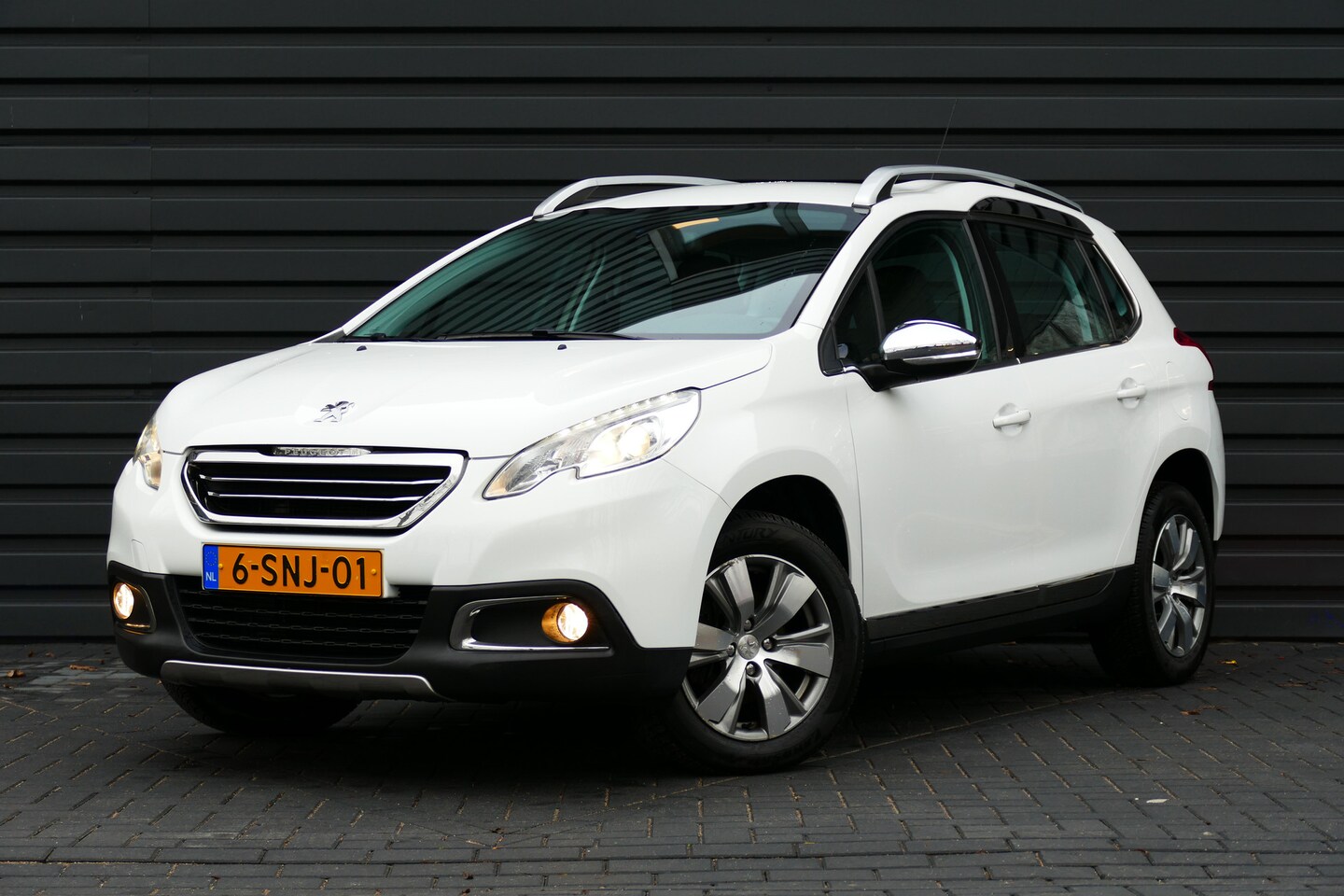 Peugeot 2008 - 1.6 VTi 120PK ALLURE AUTOMAAT / NAVI / LED / CLIMA/ PDC / 16"LMV / TREKHAAK / BLUETOOTH / - AutoWereld.nl