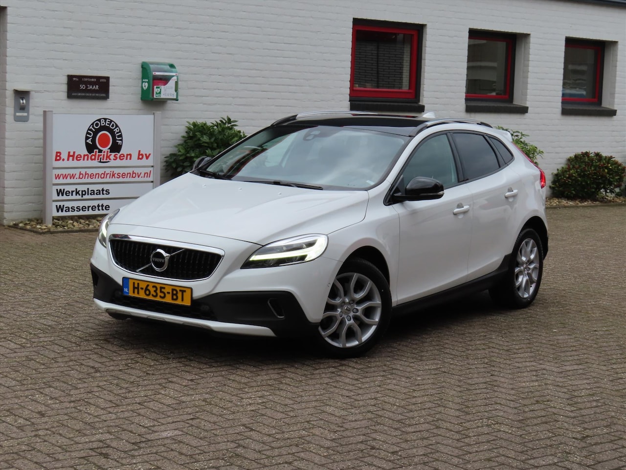 Volvo V40 Cross Country - 1.5 T3 152PK Geartronic Polar+ Luxury/ Parelmoer wit/ Panoramadak/ Camera achter/ Stoelver - AutoWereld.nl