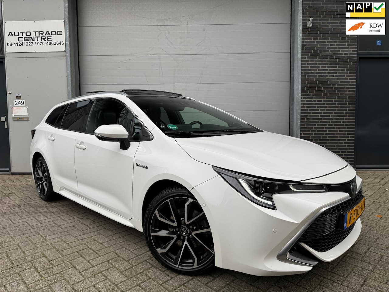 Toyota Corolla Touring Sports - 2.0 Hybrid Premium [Pano|HUD|Leder|Camera|Dealer OH] - AutoWereld.nl