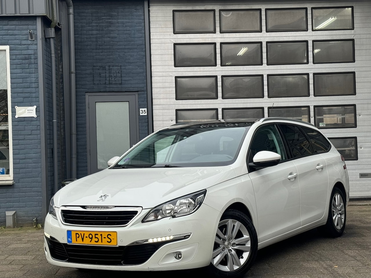 Peugeot 308 SW - 1.2 PureTech Blue Lion | Clima | Navi | PDC | N.A.P - AutoWereld.nl