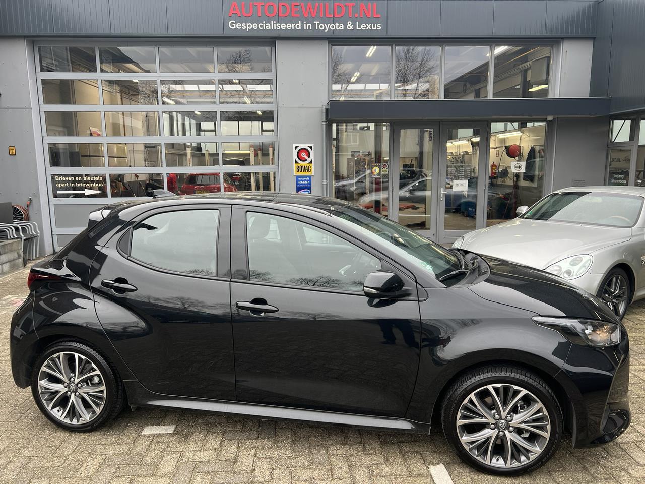 Toyota Yaris - 1.5 Hybrid Business A/T + FABRIEKSGARANTIE - AutoWereld.nl