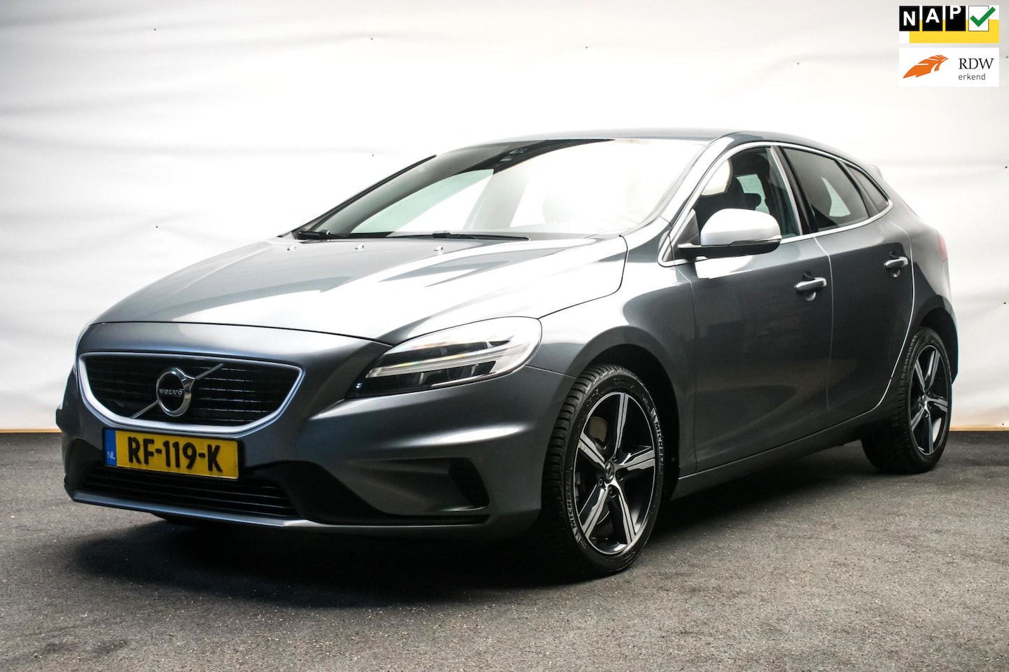 Volvo V40 - 2.0 T4 190PK R-Design Aut ORG NL [ Full LED Stoelverwarming Sfeerverlichting Parkeersensor - AutoWereld.nl