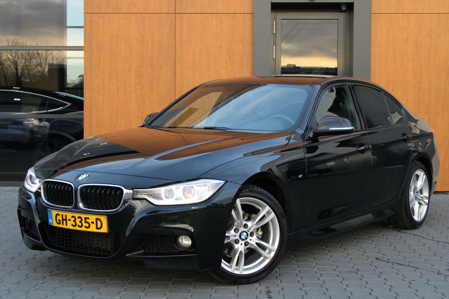 BMW 3-serie - 316i M-Sport | Xenon | Navi prof. | Stoelverwarming - AutoWereld.nl