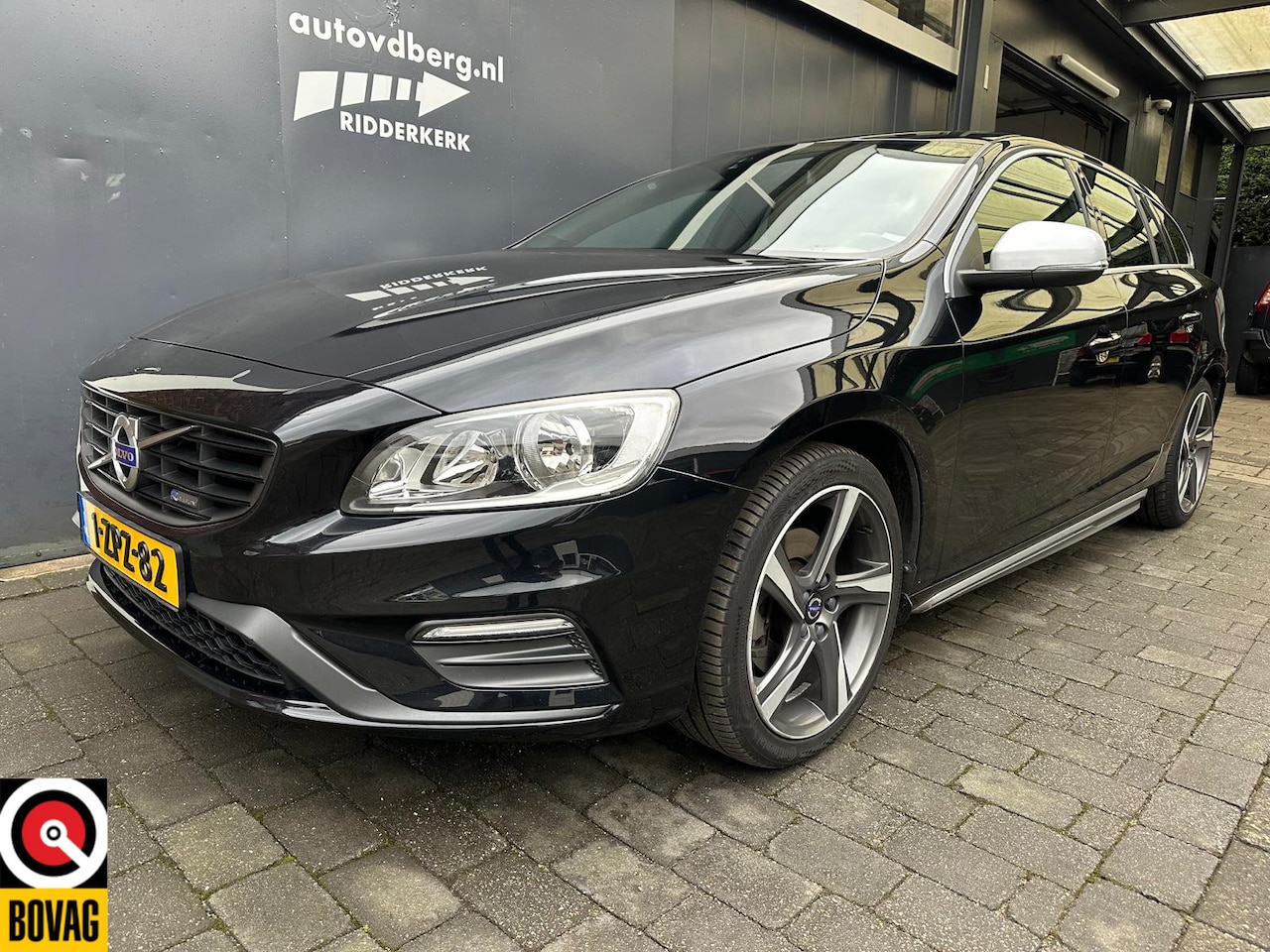 Volvo V60 - 1.6 T3 R-Design Automaat NL auto | PDC | Trekhaak | Navigatie | - AutoWereld.nl