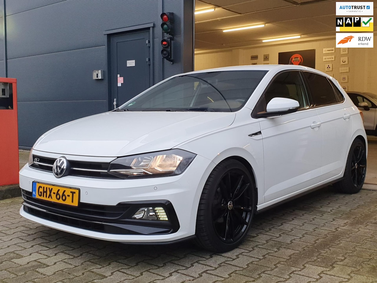 Volkswagen Polo - 1.0 TSI R-LINE 2X / CARPLAY / ''18 R-VELGEN / STOELVERW. / P.SENSOREN V+A / PRIVACY GLASS - AutoWereld.nl