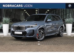 BMW iX1 - eDrive20 M Sport / Panoramadak / Sportstoelen / Adaptieve LED / M Adaptief onderstel / Com