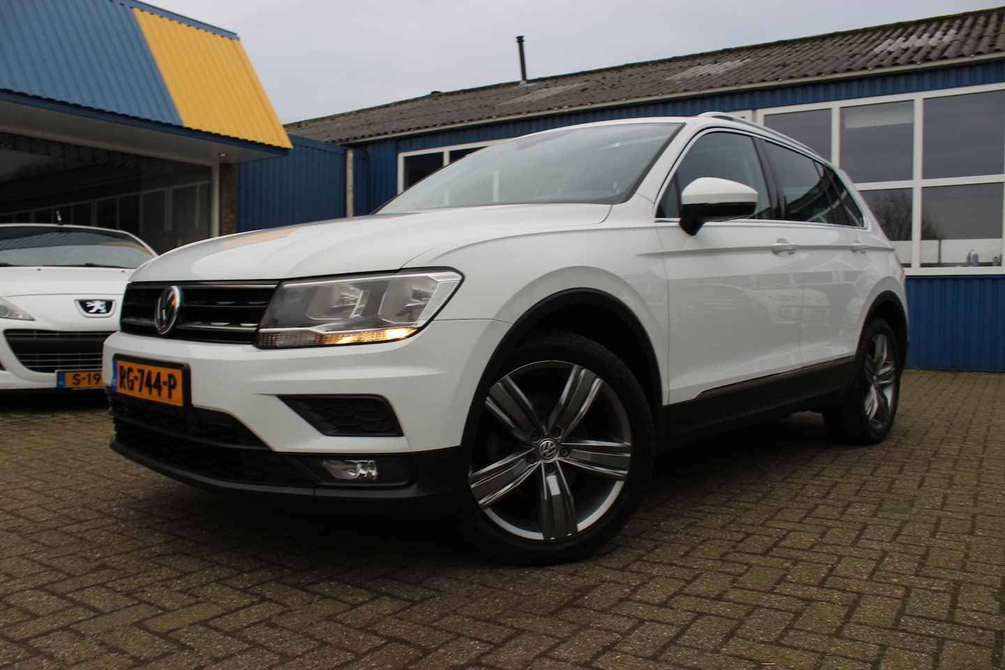 Volkswagen Tiguan - 2.0 TDI "Comfortline" Navi - Cruise - Pano-dak !!! Automaat - AutoWereld.nl