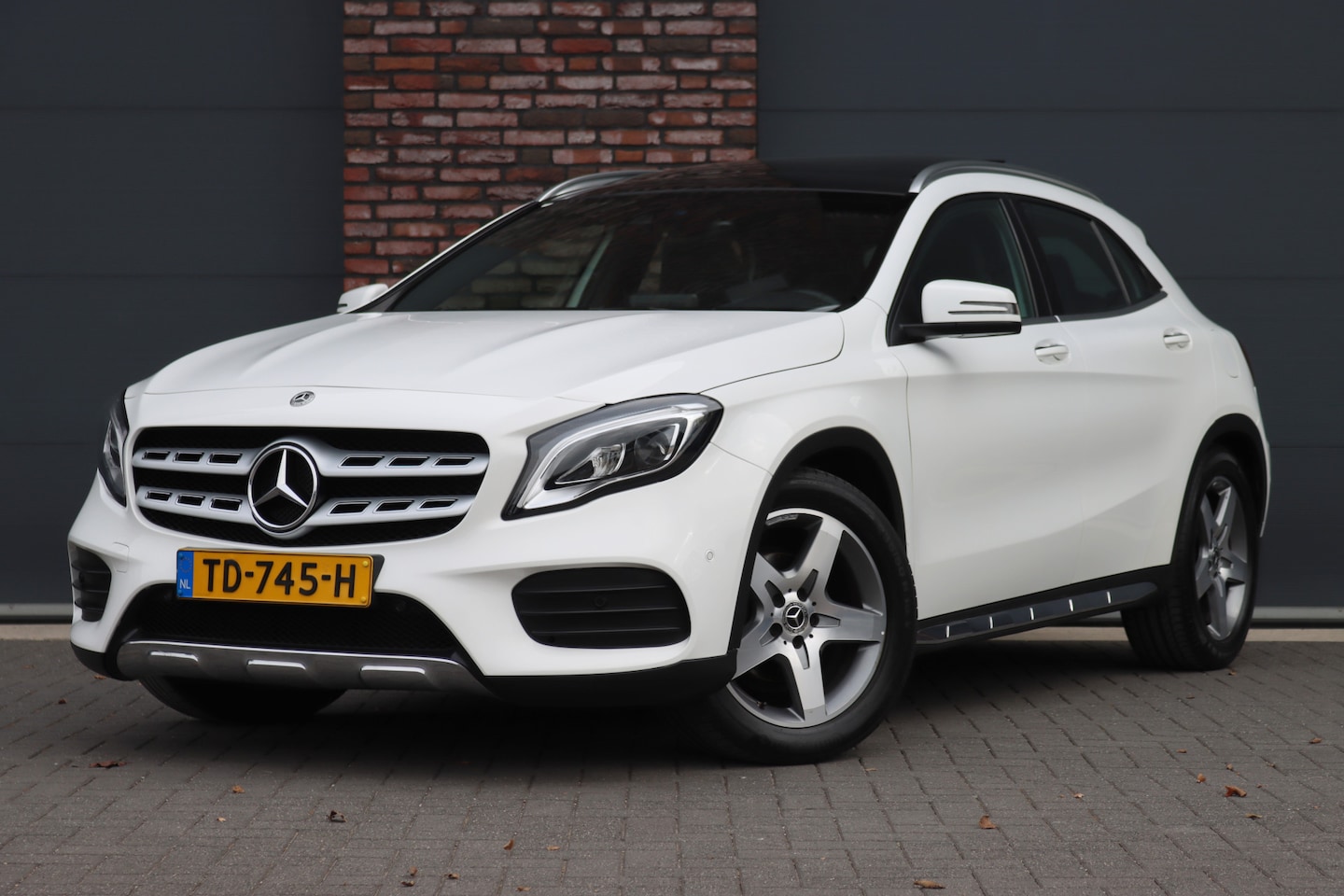 Mercedes-Benz GLA-Klasse - 180 Business Solution AMG Aut7 | Panoramadak | Keyless Go | Stoelverwarming | Camera | Cru - AutoWereld.nl