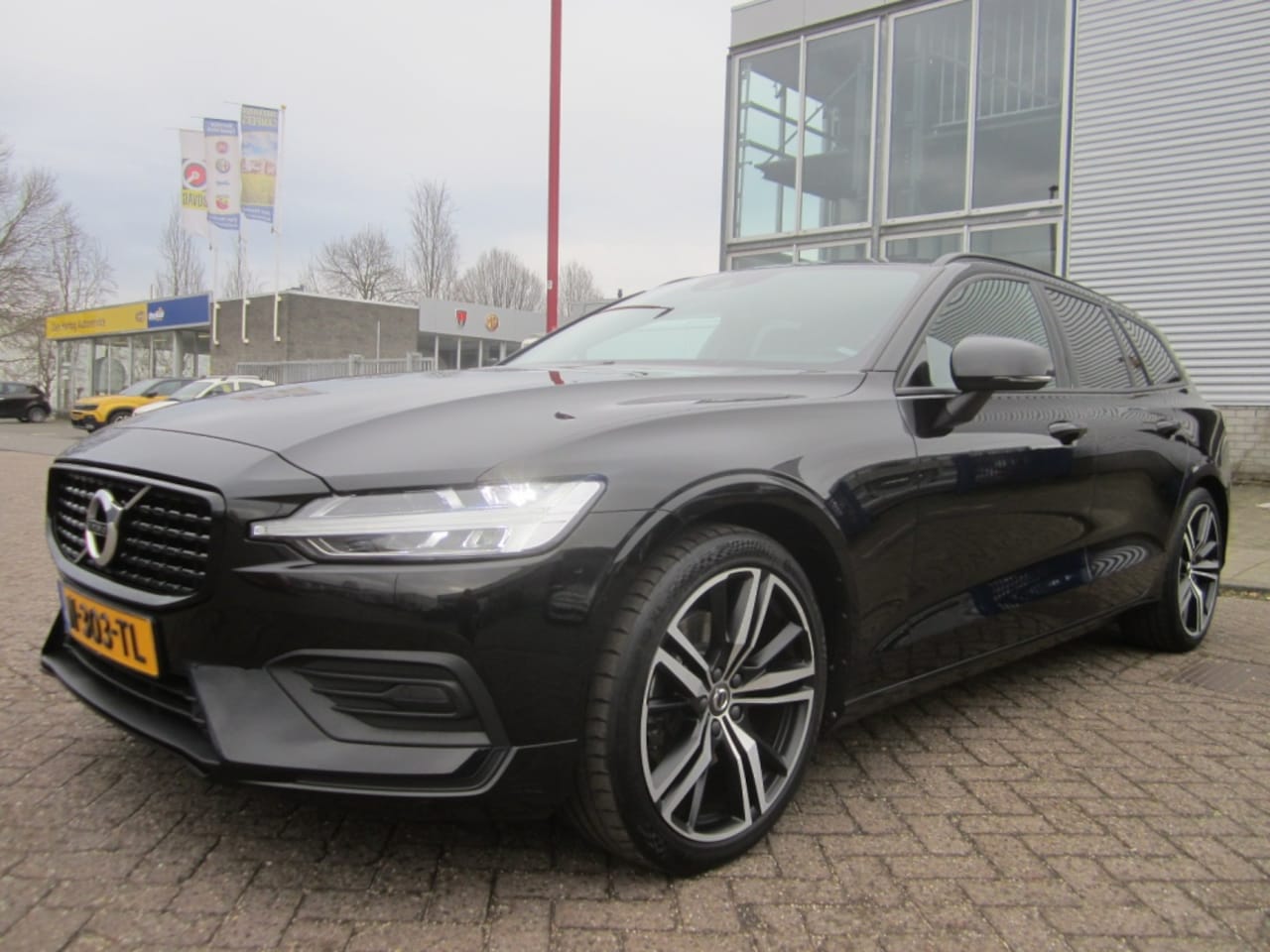 Volvo V60 - 2.0 B3 Mom. Adv. l Navi - AutoWereld.nl