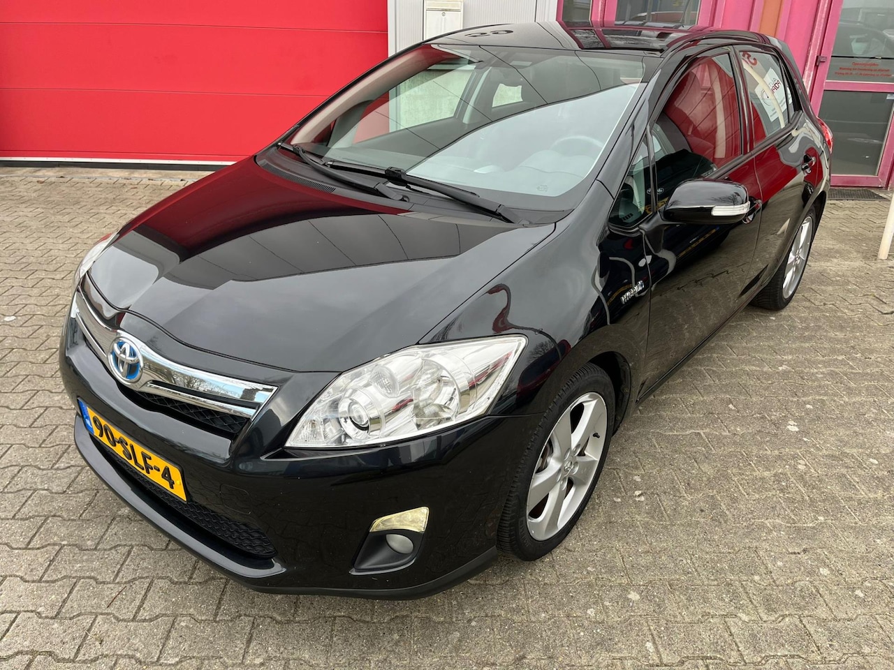 Toyota Auris - 1.8 Full Hybrid Executive Business / Cruise / Navi / Keyless / Camera / 17" LM / Parkeerse - AutoWereld.nl