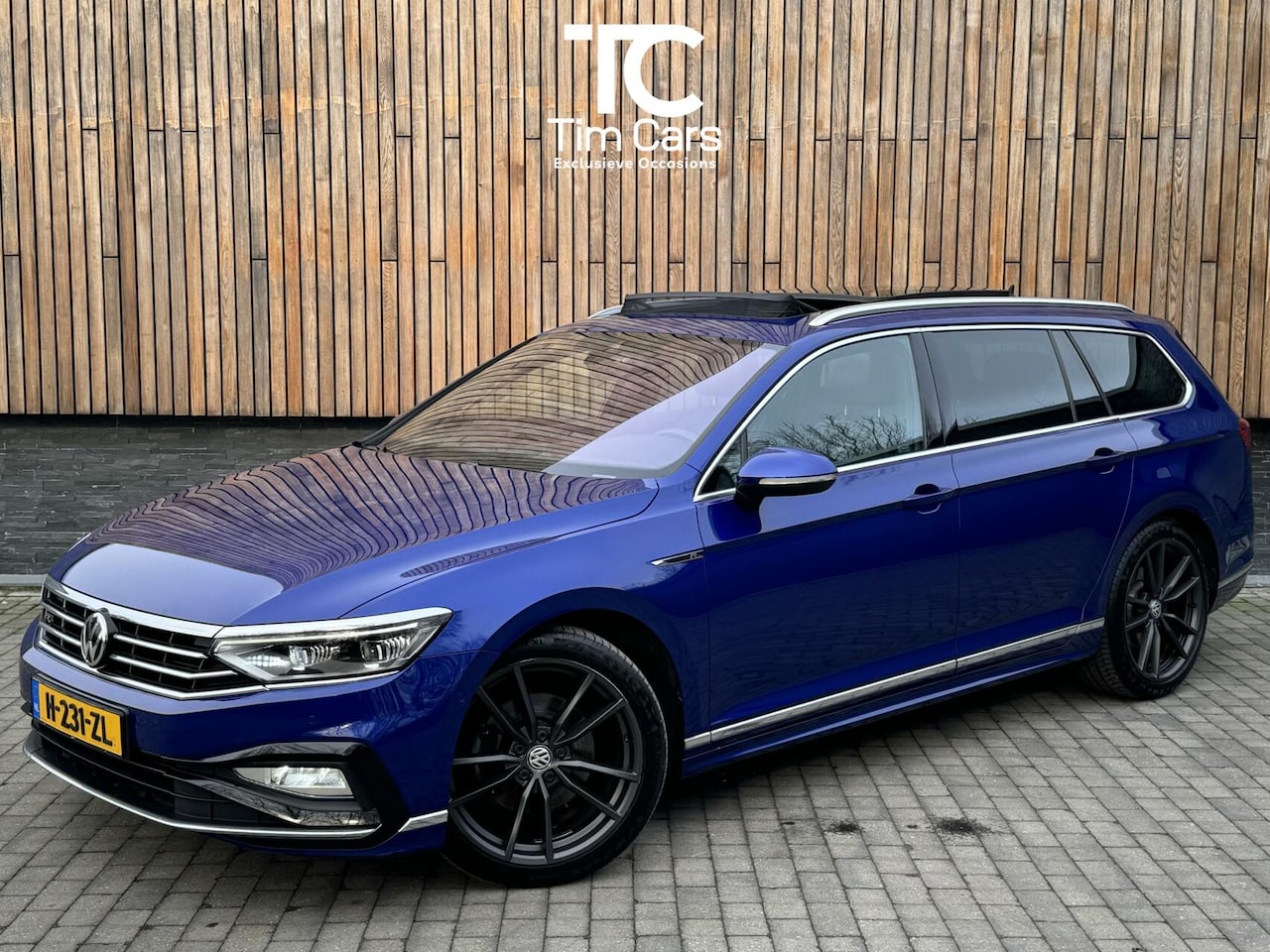 Volkswagen Passat Variant - 1.5 TSI R-line Automaat | Panoramadak | Lederen bekleding | Stoelverwarming | LED koplampe - AutoWereld.nl