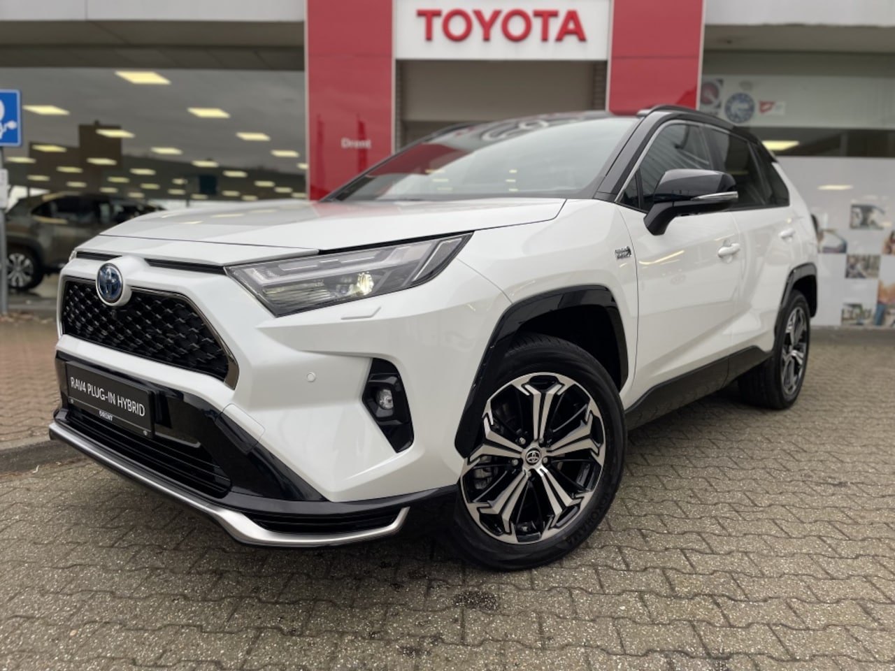 Toyota RAV4 - 2.5 Plug-In Hybrid Style Bi-Tone | Innovation Pakket | Trekhaak - AutoWereld.nl