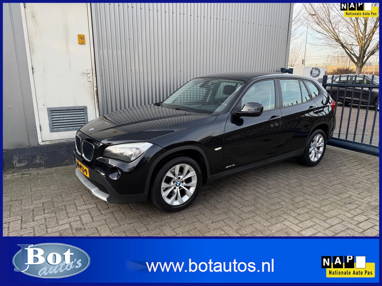 BMW X1 - SDrive18i Executive LEDER / NAVIGATIE / PARKEERSENSOREN / NEDERLANDSE AUTO - AutoWereld.nl