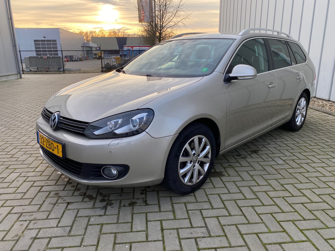 Volkswagen Golf Variant - 1.2 TSI Comfortline BlueMotion / Clima / Cruise / Navi / Trekhaak / KOPPAKKING LEK !! - AutoWereld.nl