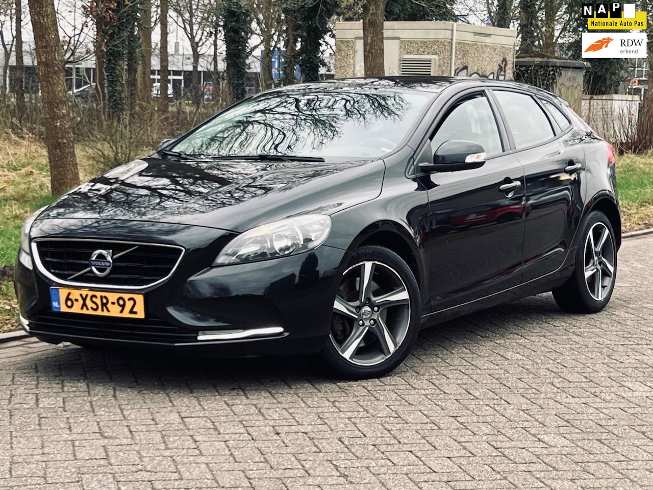 Volvo V40 - 2.0 D4 Momentum Business (bj 2014) 190PK / AIRCO / TREKHAAK - AutoWereld.nl