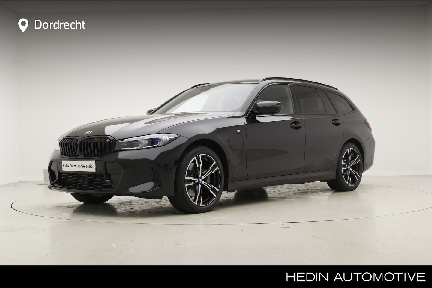 BMW 3-serie Touring - 330e xDrive M-Sport | 18" | Privacy Glass | Stoelverwarming - AutoWereld.nl