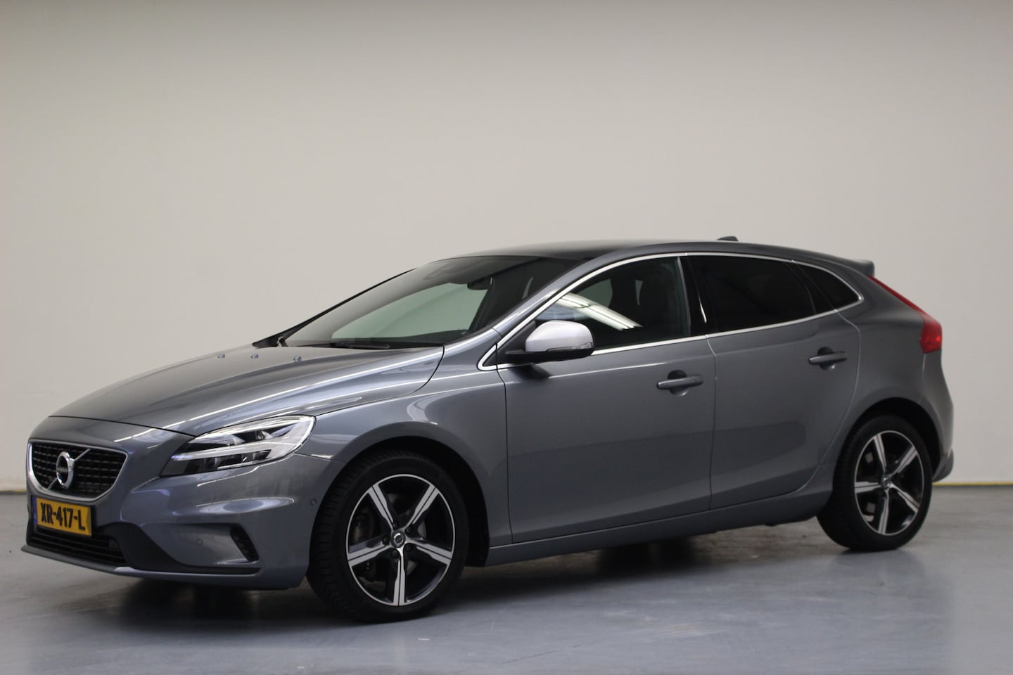 Volvo V40 - T3 Polar+ Sport Automaat | Rijklaarprijs | Harman Kardon | Pano dak | Trekhaak - AutoWereld.nl