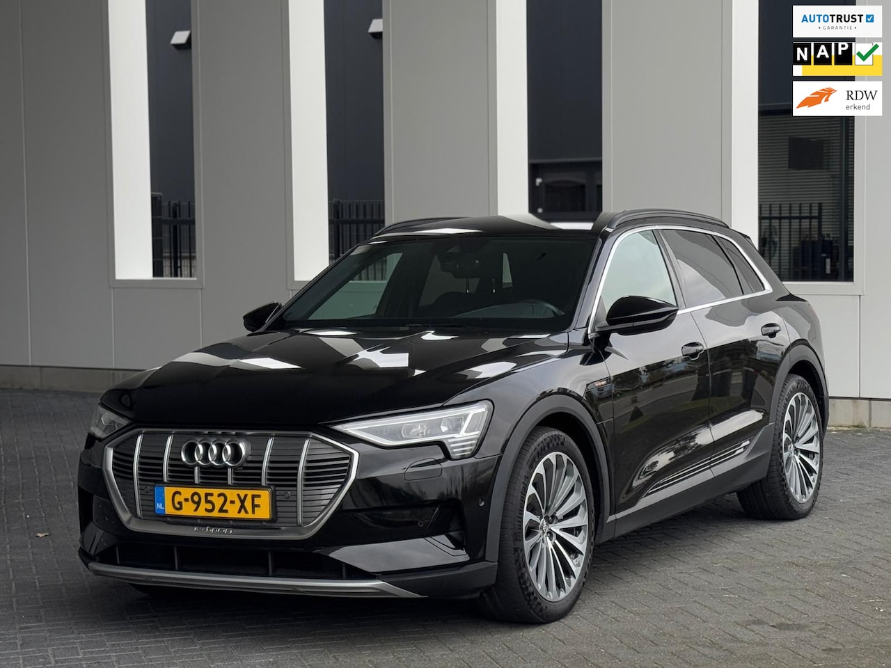 Audi e-tron - E-tron 55 quattro 95 kWh S-LINE, 21 inch, 1/2 leder,trekhaak, 1e eigenaar, nl auto met nat - AutoWereld.nl