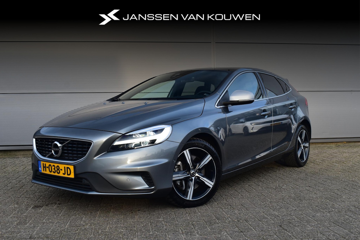 Volvo V40 - 1.5 T3 Polar+ Sport R-Design Automaat Stoelverwarming Standkachel Harman Kardon Audio - AutoWereld.nl