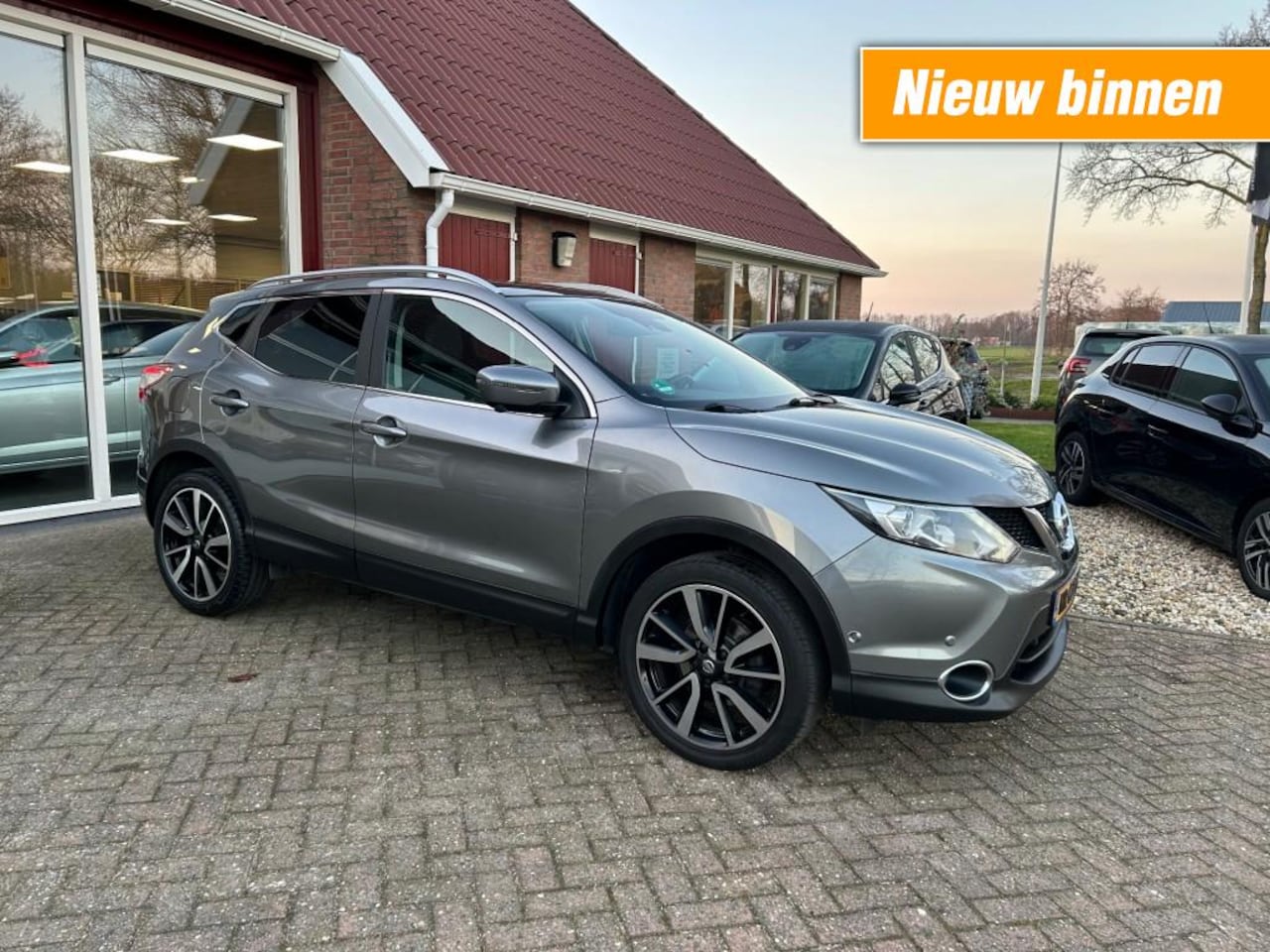 Nissan Qashqai - 1.2 TEKNA + AUTOMAAT LEER/NAVI/PANODAK/TREKHAAK/ENZ. - AutoWereld.nl