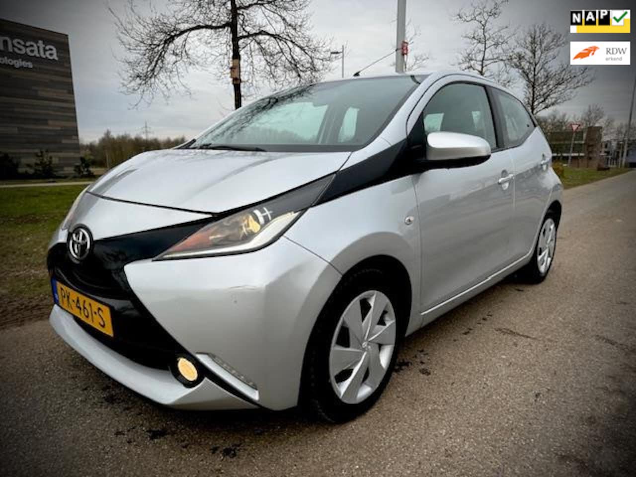 Toyota Aygo - 1.0 VVT-i x-play 1.0 VVT-i x-play, LED PAKKET, SCHERM, CRUISE CONTROL - AutoWereld.nl