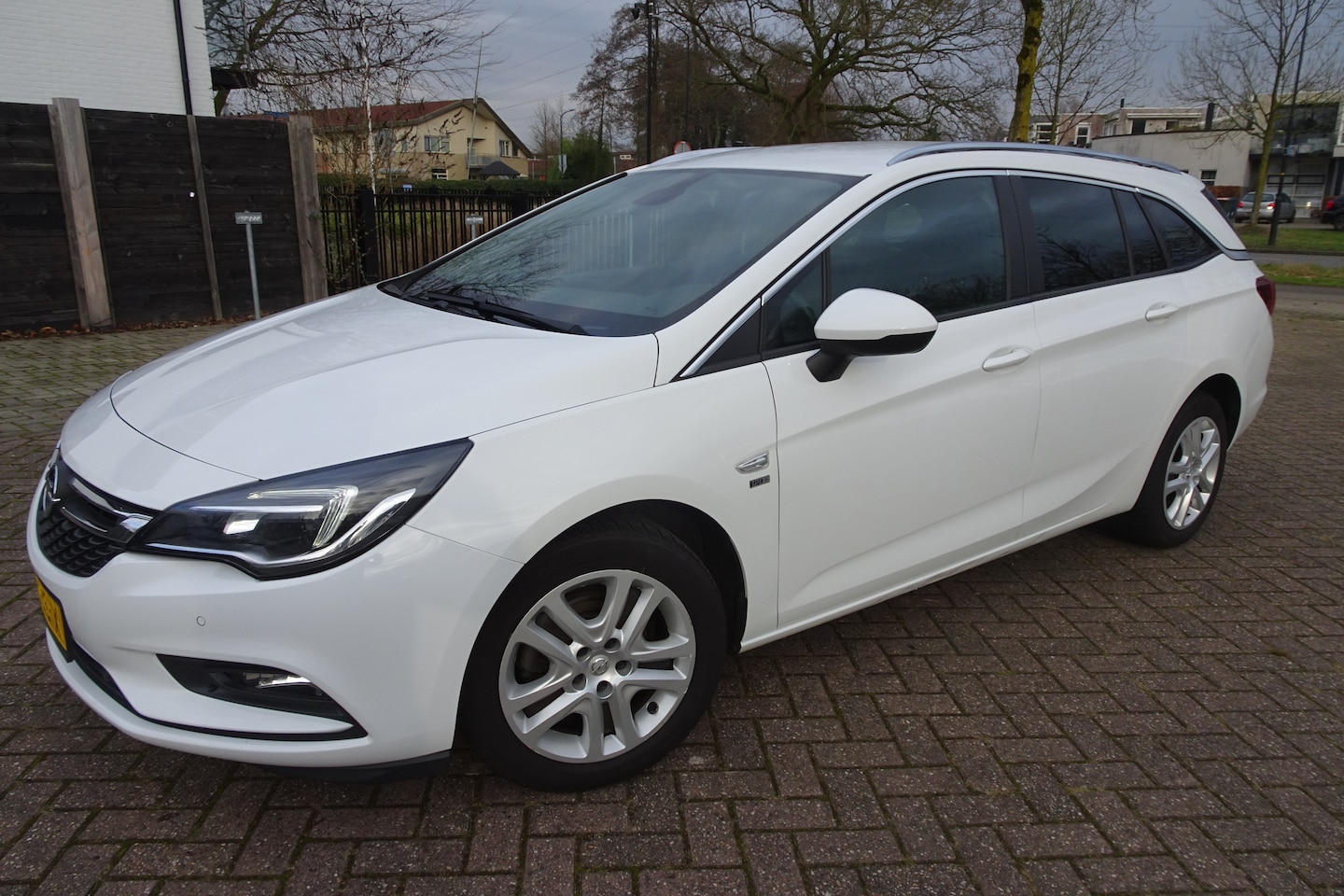 Opel Astra Sports Tourer - 1.0 Turbo 120 Jaar Edition SPORTS TOURER 105 PK * AIRCO * NAVI * PDC * Kamera - AutoWereld.nl