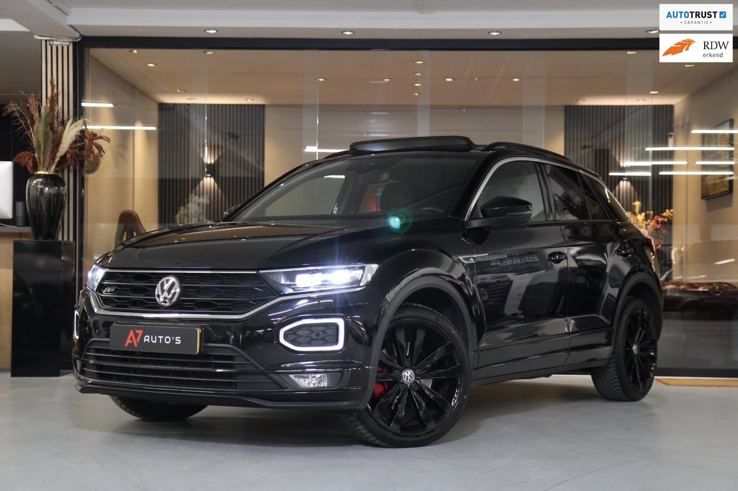 Volkswagen T-Roc - 1.5 TSI 3x R-LINE /PANO/CAM/STOELV/ACC/BOMVOL - AutoWereld.nl